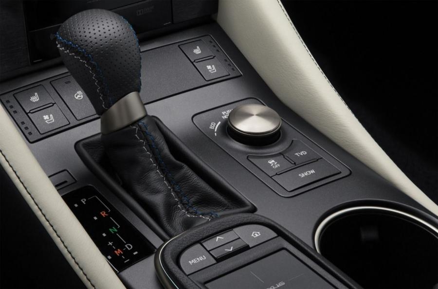 Детали интерьера Lexus RC F 2014 года  (NA) (фото 62 из 200)